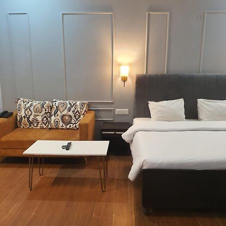Mallenzo Suites Dlf Phase 1 古尔冈 外观 照片