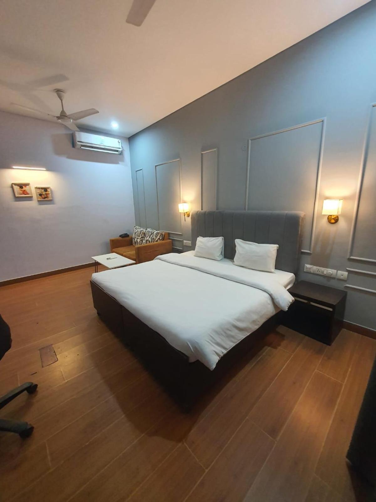 Mallenzo Suites Dlf Phase 1 古尔冈 外观 照片