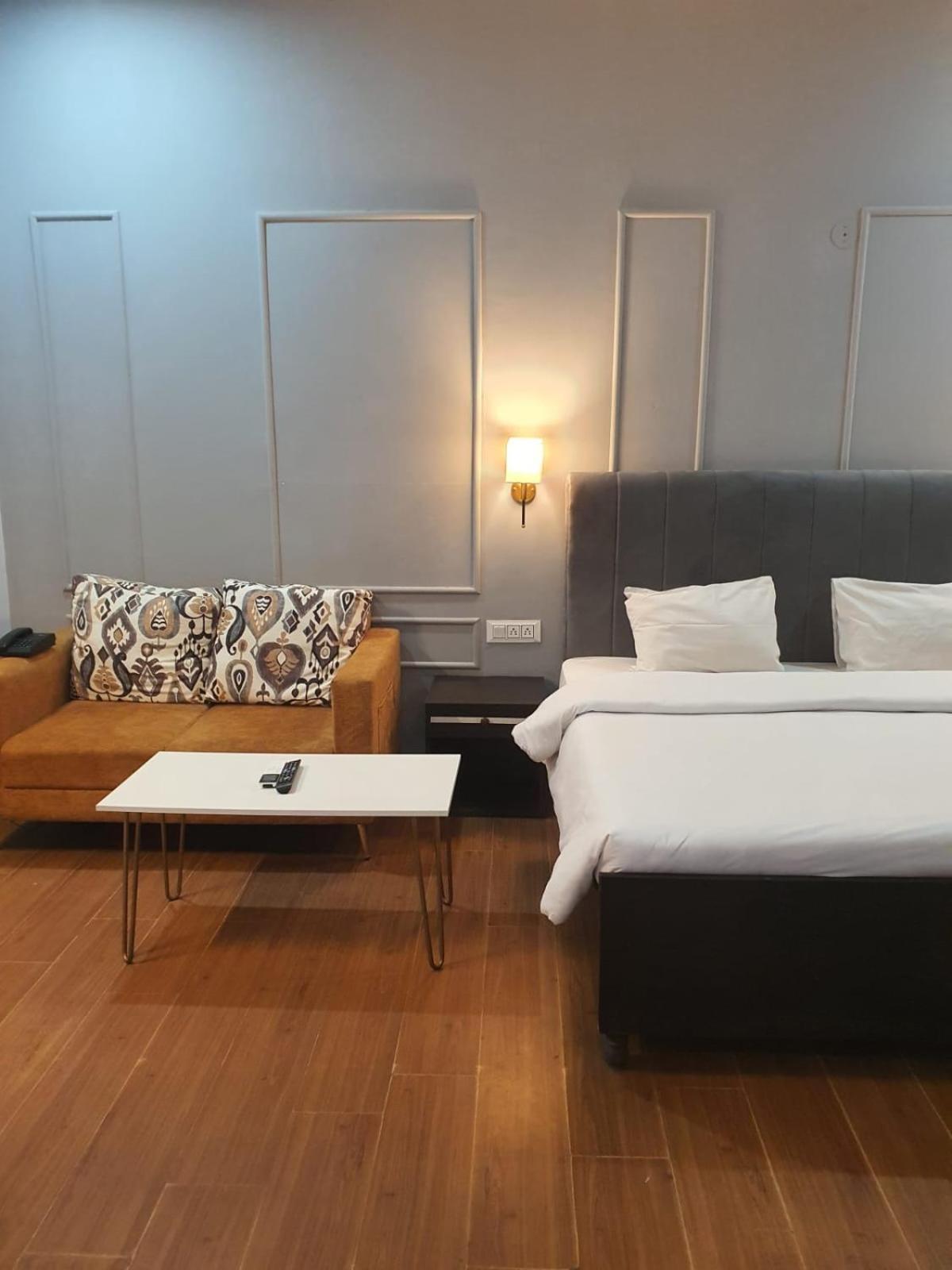 Mallenzo Suites Dlf Phase 1 古尔冈 外观 照片